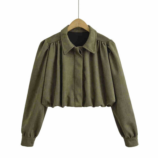 Giacca corta a collo aperto a pieghe e collo alto con orlo a rovescio